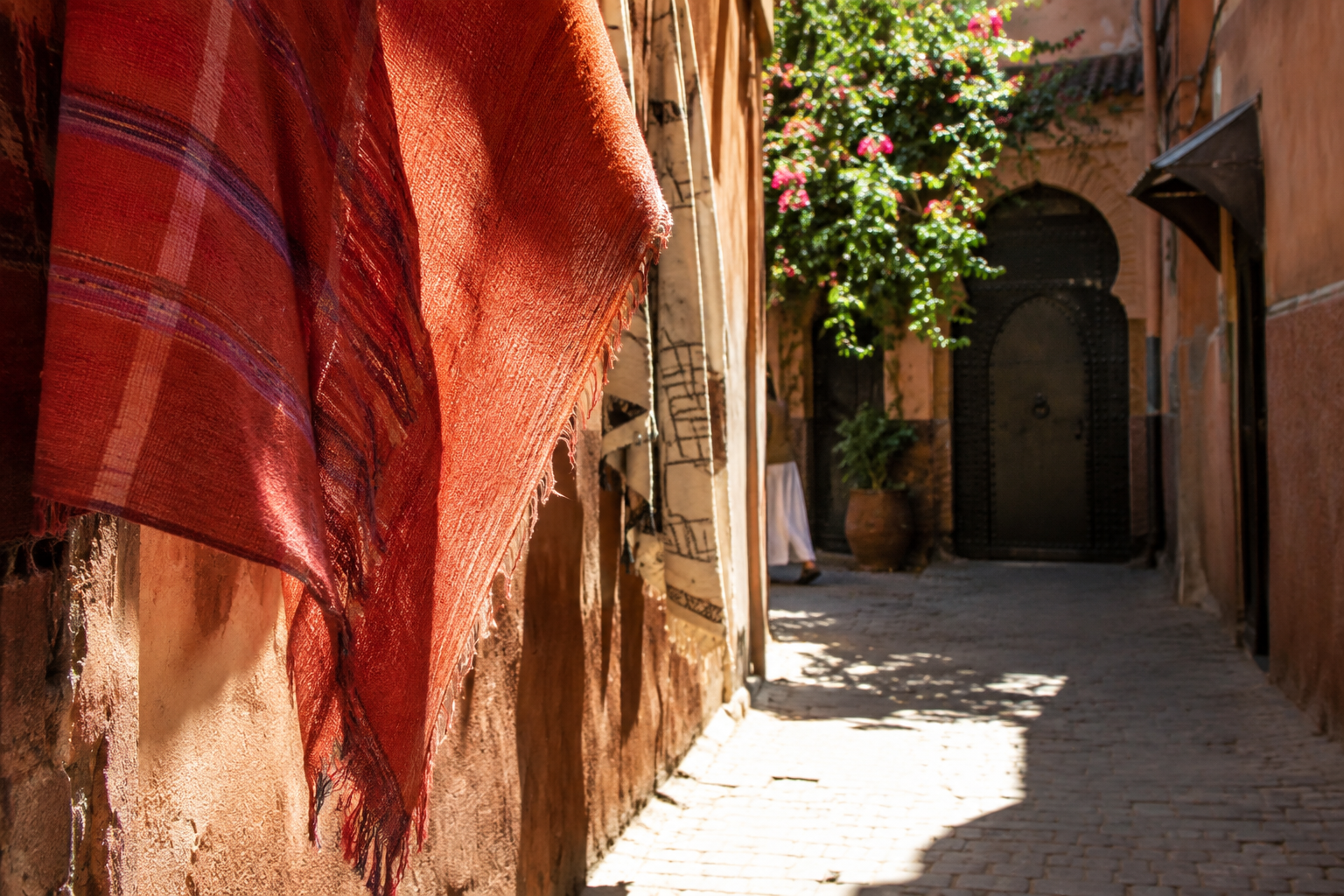 Ruelle ensoleillée et étoffe rouge, souvenir de Marrakech.