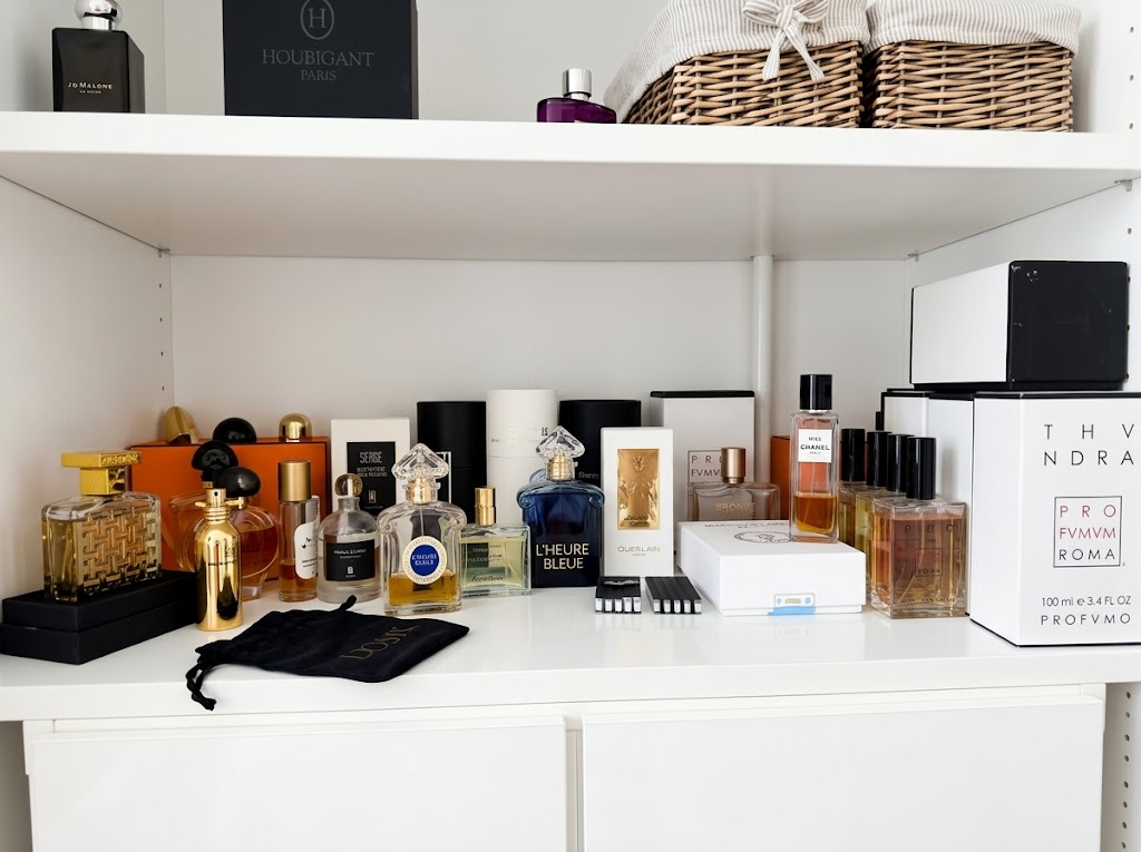 Vue d’ensemble de ma collection personnelle de parfums, avec les deux Heures Bleues, le N°22 de Chanel et les Profumum Roma.